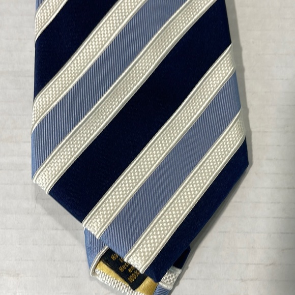 Donald J. Trump Signature Collection classic blue Striped 100% Silk Neck Tie - Picture 2 of 9